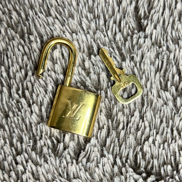 Louis Vuitton Lock & Key #323 - Picture 3 of 3